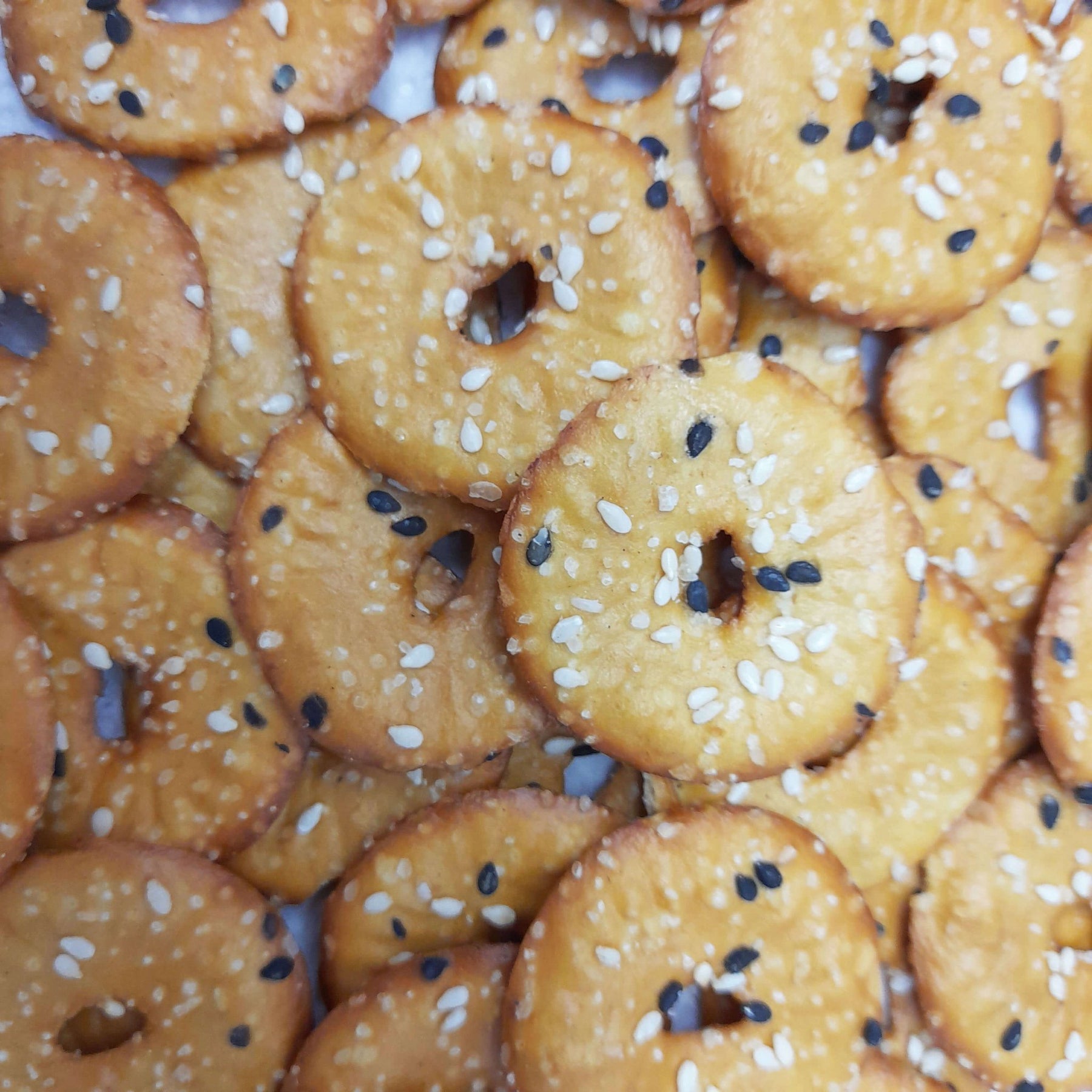 Elephant Squeezed Pretzels Black & White Sesame 80g - TopCandy